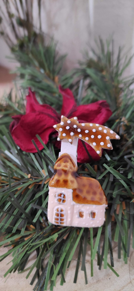 Keramický kostelík na kolíčku