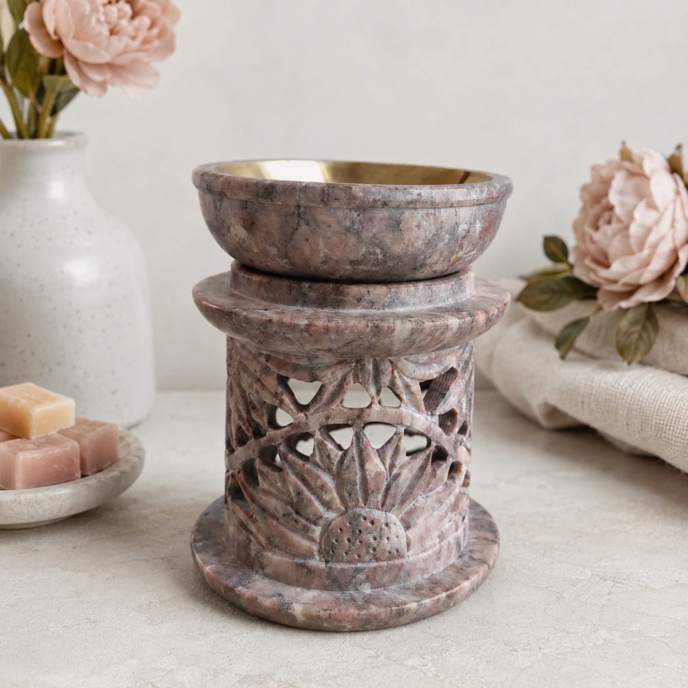Vyřezávaná aromalampa z mastku s mosaznou miskou – růžovo-béžová