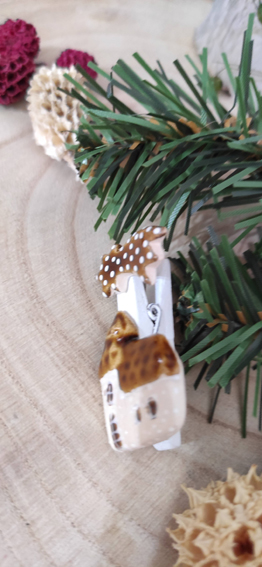 Keramický kostelík na kolíčku