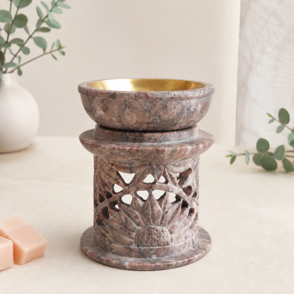 Vyřezávaná aromalampa z mastku s mosaznou miskou – růžovo-béžová