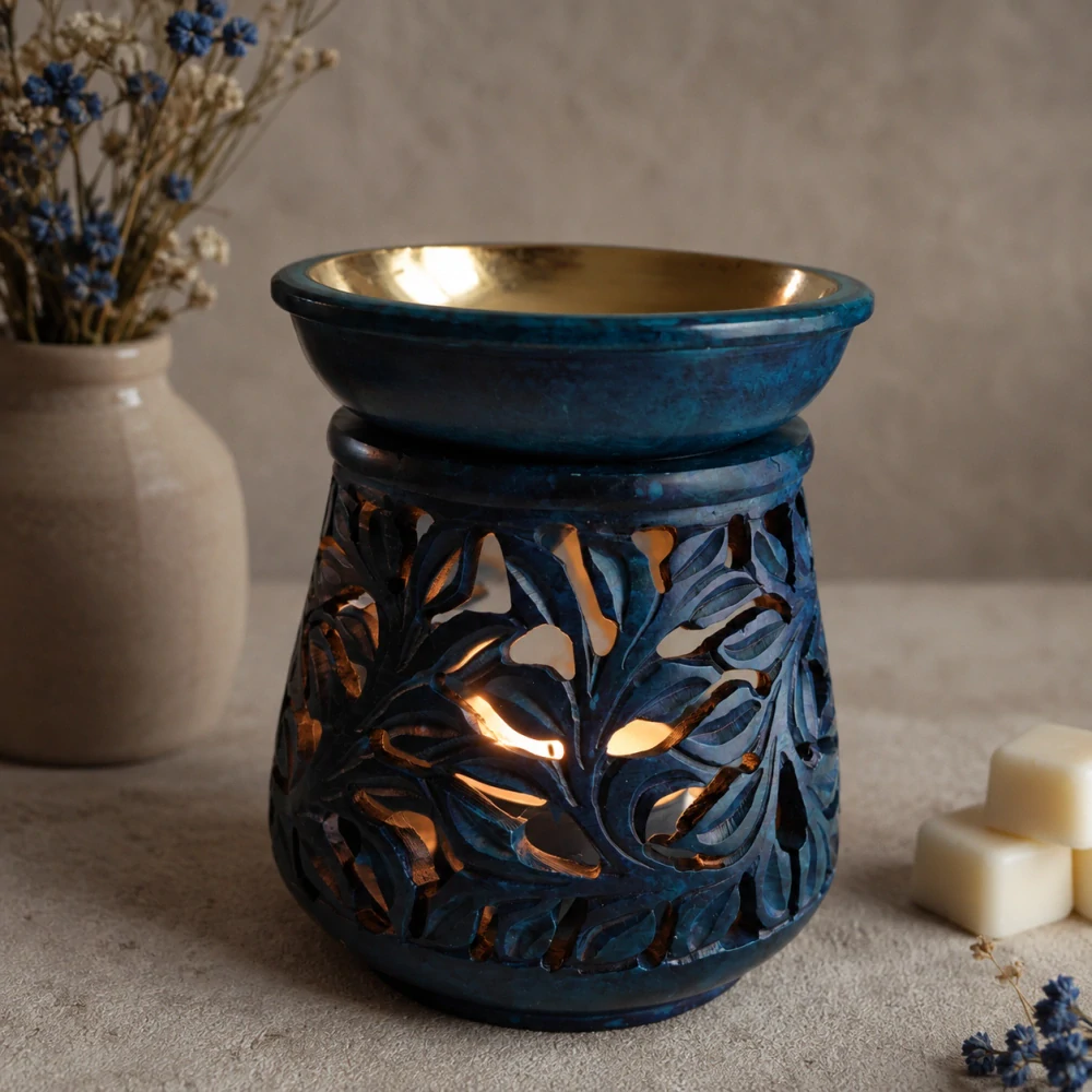 Vyřezávaná aromalampa z mastku s mosaznou miskou – tyrkysová
