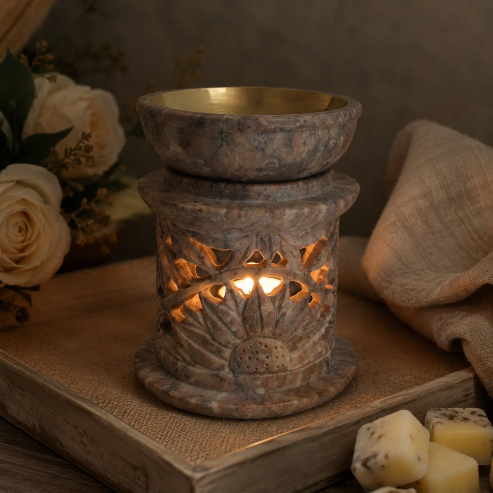 Vyřezávaná aromalampa z mastku s mosaznou miskou – růžovo-béžová
