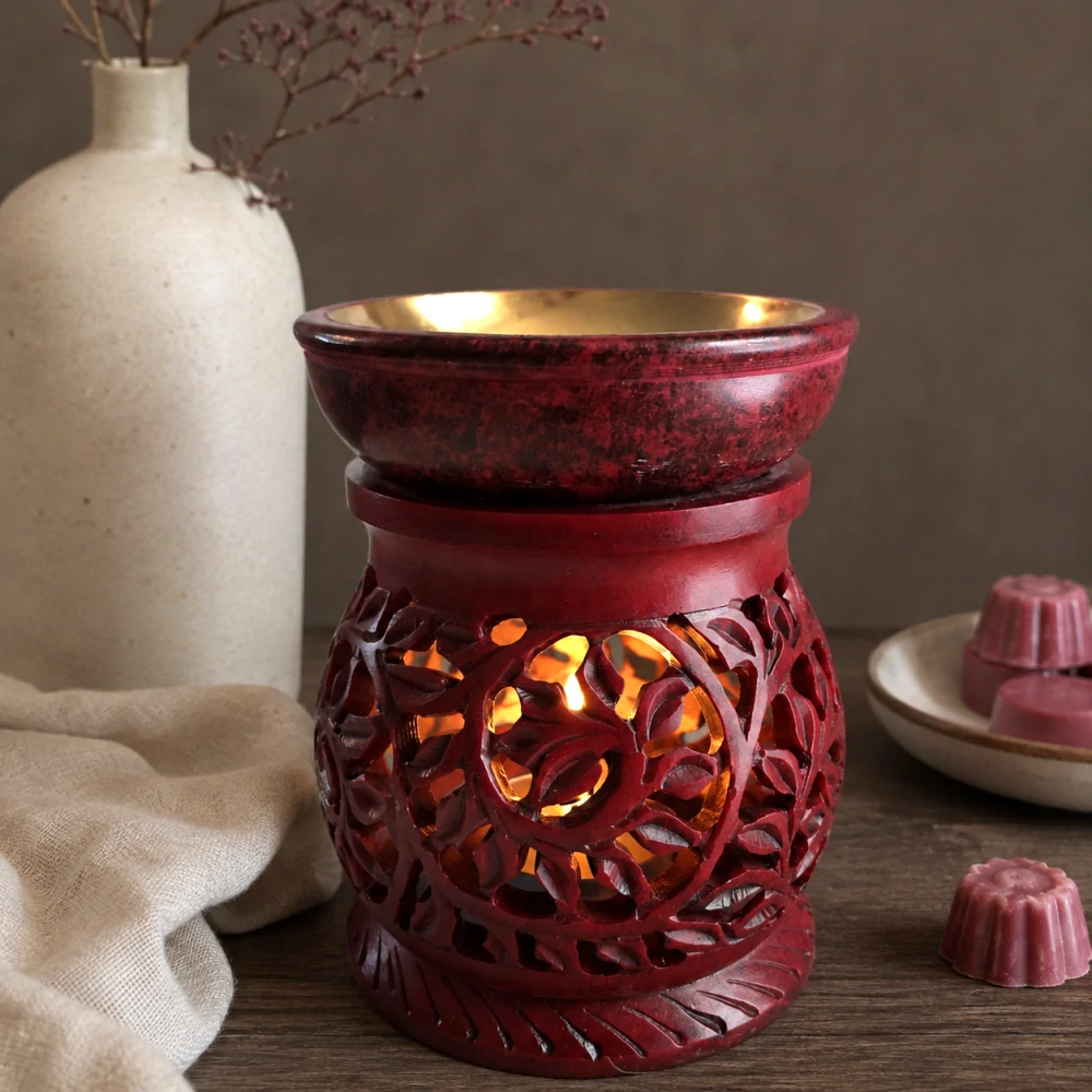 Vyřezávaná aromalampa z mastku s mosaznou miskou – bordó