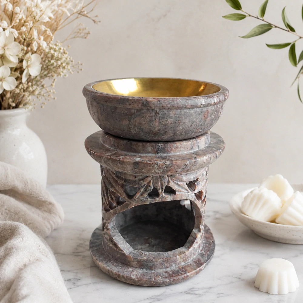Vyřezávaná aromalampa z mastku s mosaznou miskou – růžovo-béžová