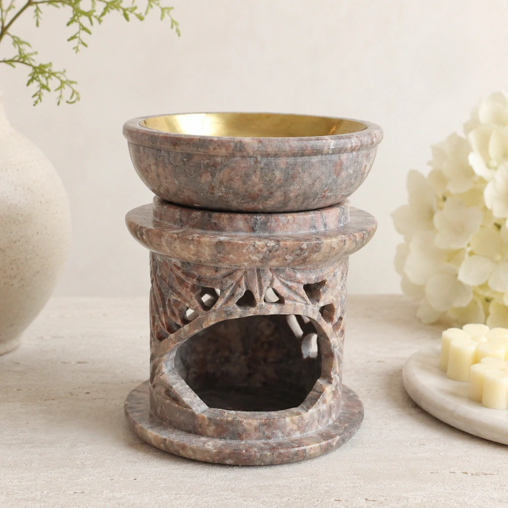 Vyřezávaná aromalampa z mastku s mosaznou miskou – růžovo-béžová
