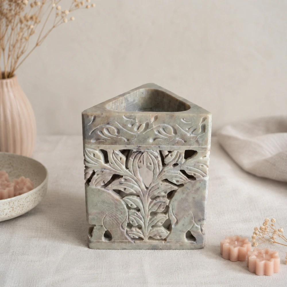 Trojúhelníková aromalampa z mastku se slony a vyřezávaným dekorem