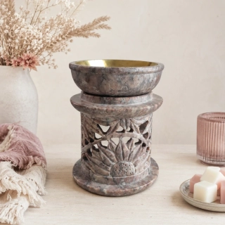 Vyřezávaná aromalampa z mastku s mosaznou miskou – růžovo-béžová
